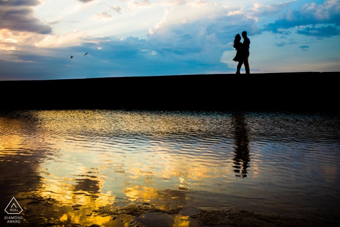 La pareja de novios de Illinois se recortaba en los colores desvanecidos del cielo reflejado.