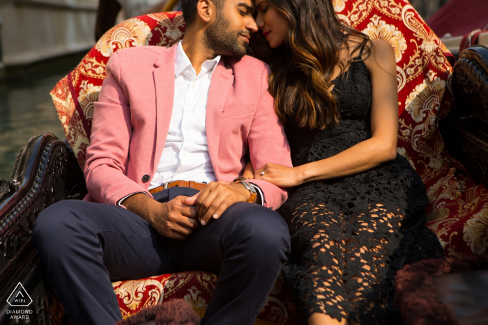 Viena, Áustria, sessão fotográfica pré-casamento de um casal bem iluminado, sentado em um sofá