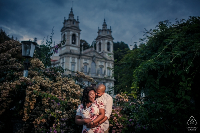 Pareja de Lisboa en medio de la magnífica finca palaciega