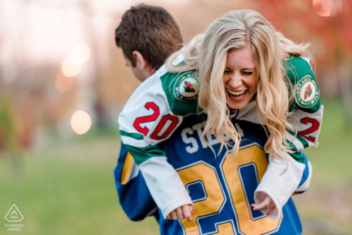 Zwei leidenschaftliche Fußballfans, die ihre Hingabe an das Spiel und aneinander in Minnesota zeigen