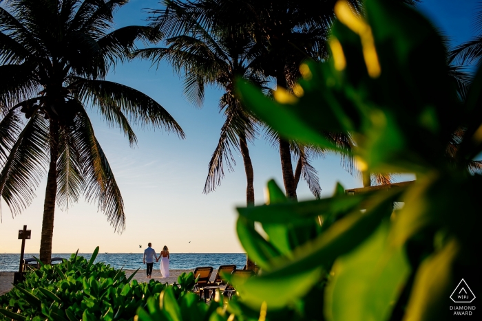 Das Paar Quintana Roo war vom Meer und üppigem Grün umgeben