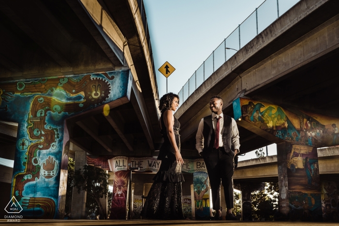 Un couple de fiancés de San Diego se tient sous les viaducs de l'autoroute pour ce portrait de fiançailles avant le mariage