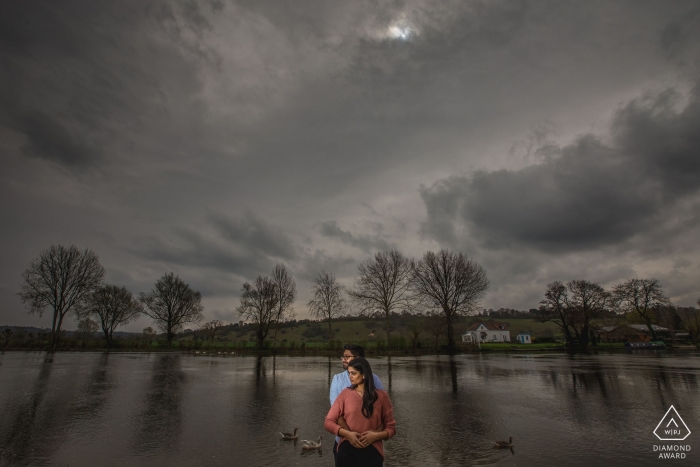 Muslimische Hochzeitsfotografie – asiatischer, indischer und Sikh-Hochzeitsfotograf – Porträt eines verlobten Paares am Fluss