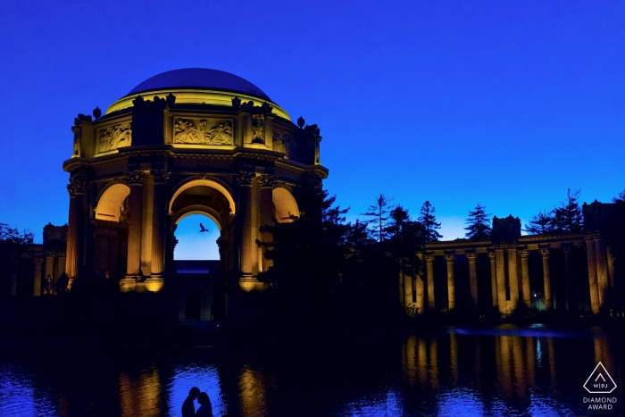 Un couple californien silhoutted contre l'eau bleu ridée