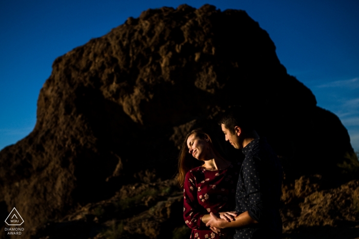 Le couple d'Arizona ravive leur amour dans un cadre serein au coucher du soleil