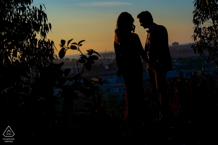 Les silhouettes du couple de fiancés californiens au coucher du soleil