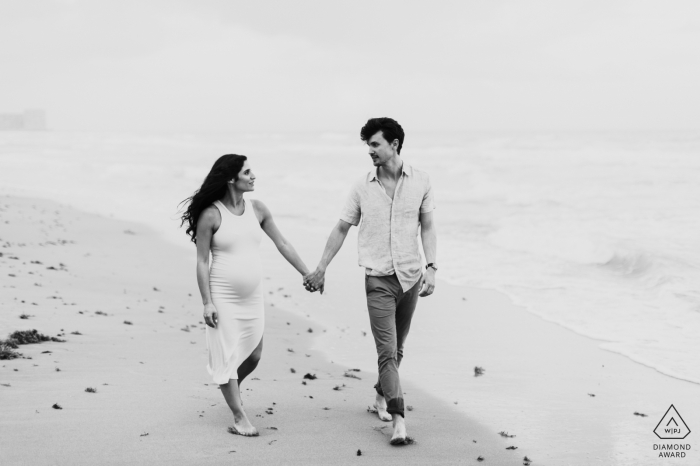 Eine Portrait-Session für ein Paar in Florida, während Sie am Strand spazieren gehen