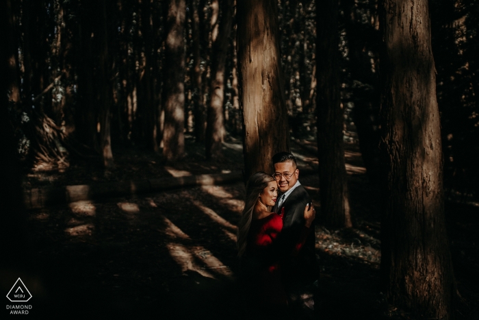 Une séance de portrait en Californie capture la joie d'un couple fiancé dans les bois de Sacramento