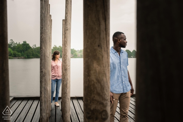 En Biarritz, los robustos pilares del muelle dividen a la pareja