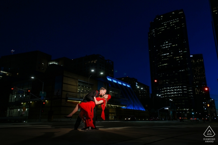 Ein kalifornisches Paar mit einer Verlobungs-Portrait-Session im Gatsby-Stil mit Tanzen und Tauchen