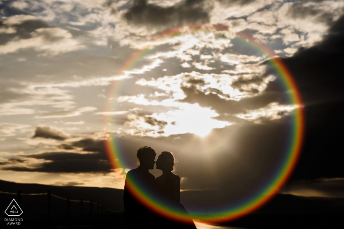 China-Porträt vor der Hochzeit eines silhouettierten Paares bei Sonnenuntergang