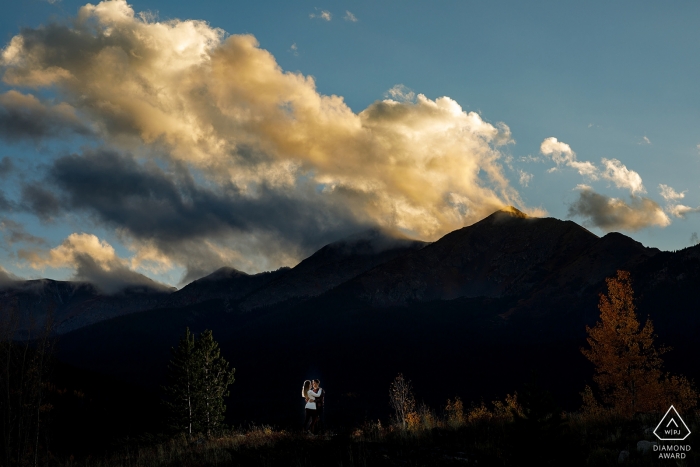 Una pareja de Colorado abrazó la luz del anochecer, cuando una montaña con forma de volcán hizo erupción con nubes con forma de humo