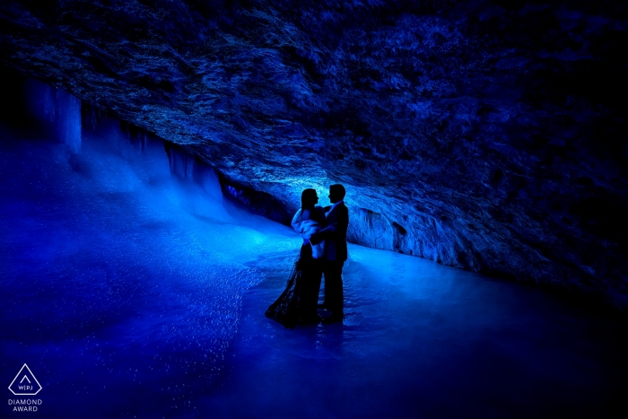 Séance photo de fiançailles avec la grotte de glace du parc Rifle Mountain Park | Portraits bleus et allumés