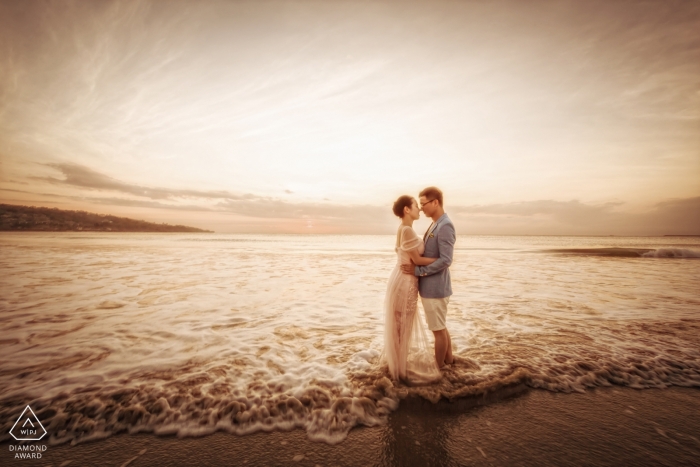 Foto door: <a href="https://www.wpja.com/photos/diamond-award-top-wedding-engagement-photographer/2423831"> Mango Gu - Hangzhou De zonsondergangovereenkomst van Indonesië met paar op het strand