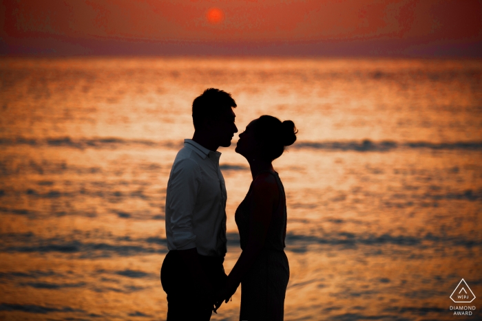 Fotos de noivado casamento ao pôr do sol na praia pelo fotógrafo de Shandong