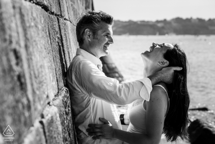 socoa France - joie et bonheur en noir et blanc pour ce couple au bord de l'eau