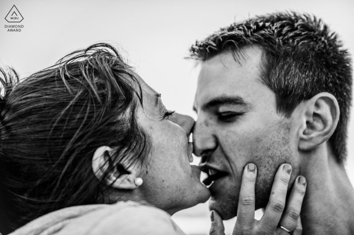 Foto door: <a href="https://www.wpja.com/photos/diamond-award-top-wedding-engagement-photographer/2420196"> Cedric Derbaise - Bury Le Touquet France Engagement Portret van een paar zoenen in zwart en wit
