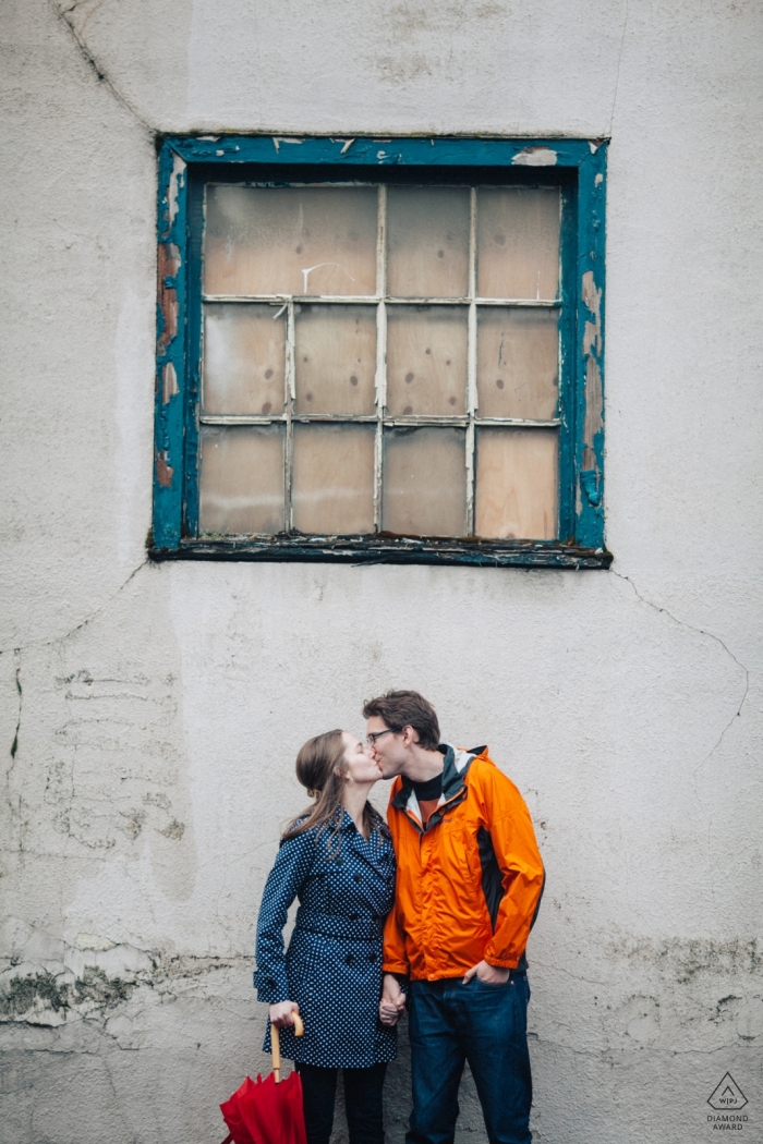 Couples de Seattle, WA | Séance de photographie d'engagement créatif avec fenêtre et mur