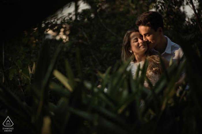 Photoshoot de noivado do Rio de Janeiro, Brasil com casal em folhagem