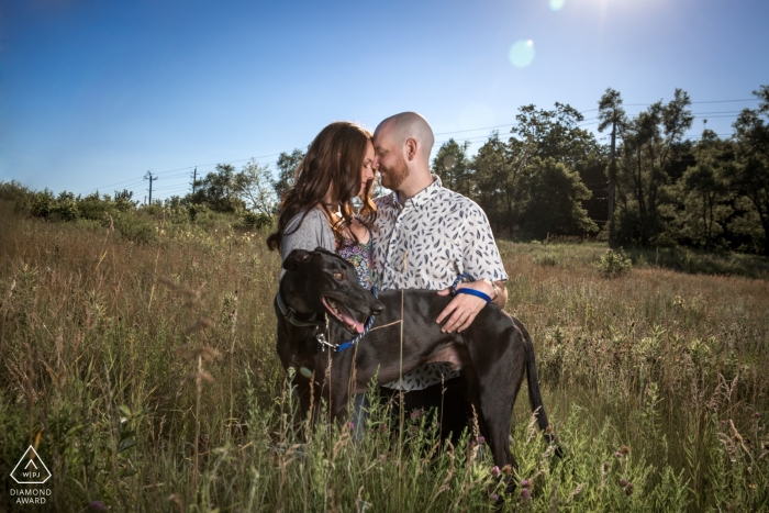 Ontario, Canada Engagement Photography Sessão de retrato com casal nos campos de grama com seu cão