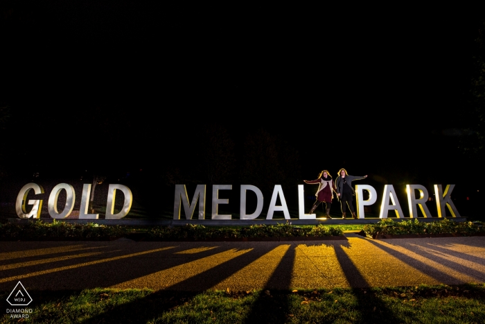 Paar am Goldmedaillenschild | Verlobungsfotograf aus Minneapolis