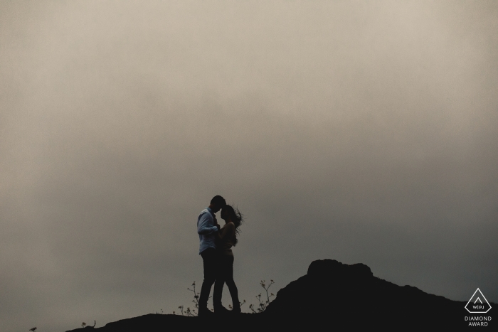 San Francisco, CA - Steady Love - coppia sulla collina per un ritratto prima del matrimonio