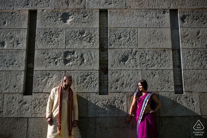 Portrait de fiançailles à Boston, Massachusetts | Couple contre mur