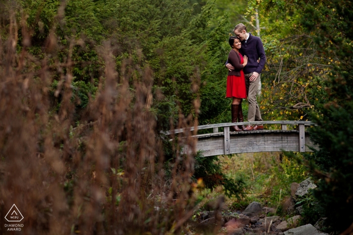 Foto por: <a href="https://www.wpja.com/photos/diamond-award-top-wedding-engagement-photographer/2424136"> Kevin Trimmer - Providence Rhode Island Boston, compromiso de Massachusetts - Pareja a pie de puente
