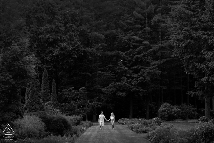 Photo par: <a href="https://www.wpja.com/photos/diamond-award-top-wedding-engagement-photographer/2424151"> Kevin Trimmer - Providence dans le Rhode Island Portrait de pré-mariage du Connecticut | Couple marchant dans le parc