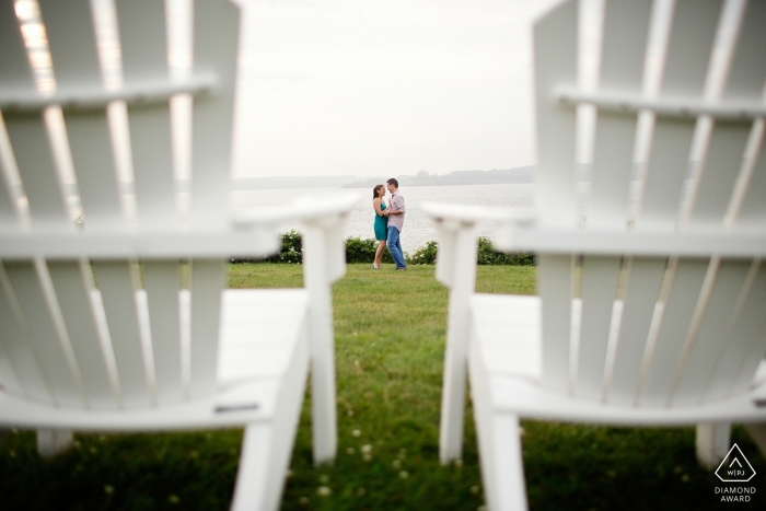 Newport, Rhode Island przed ślubny portret pary między krzesłami