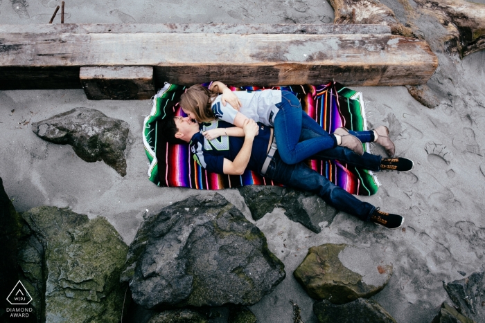 Sesión de fotos de compromiso creativo con playa y una manta | Retratos de washington