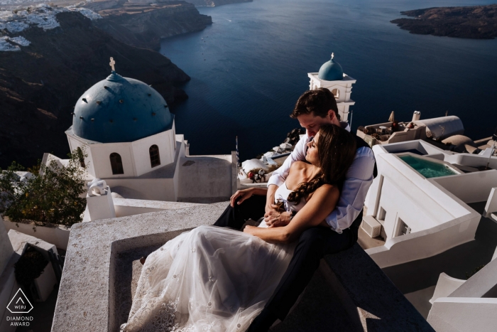 Portraits à Santorin, en Grèce pour une séance de mariage précédant une vue sur l'eau