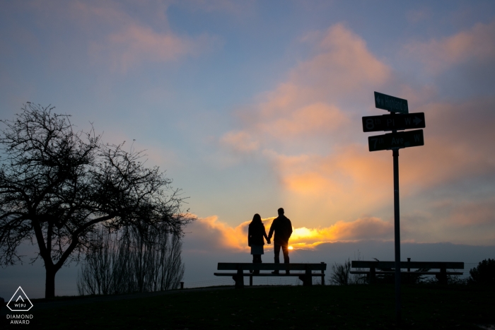 Seattle, WA Portrait de fiançailles créative avec des panneaux de signalisation au coucher du soleil