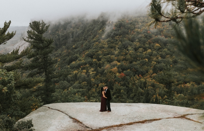 Une nouvelle session de photographie de fiançailles avec Hamsphire dans les bois sur un rocher plat