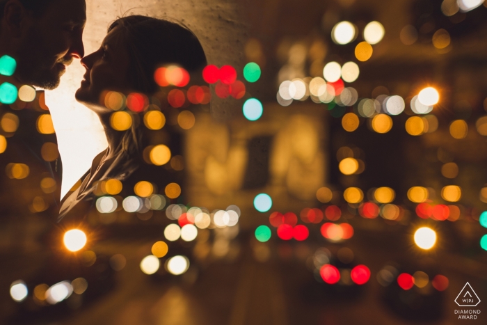 Paris-Bokeh-Vorhochzeitstrieb mit Paaren nachts mit Lichtern