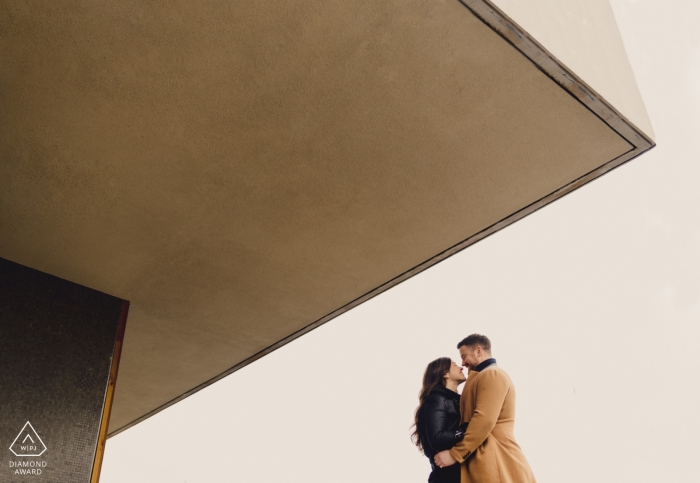 Séance pré-mariage à Londres avec un couple dans des couleurs chaudes et une architecture