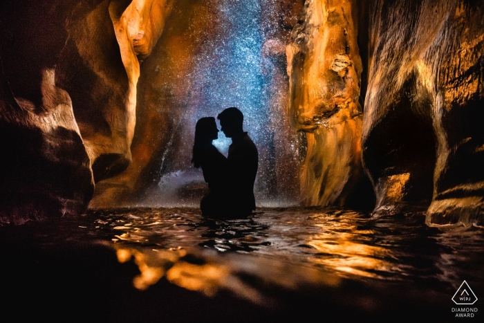 Portrait de fiançailles de Ouro Preto au Brésil dans une grotte avec de l'eau