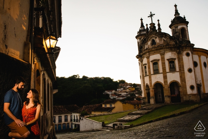 Brazylijski portret pary przed ślubem w pobliżu kościoła - Ouro Preto