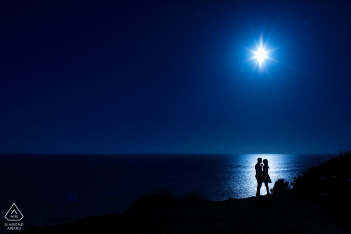 Silhouette de plage d'un couple fiancé à la plage El Matador Malibu