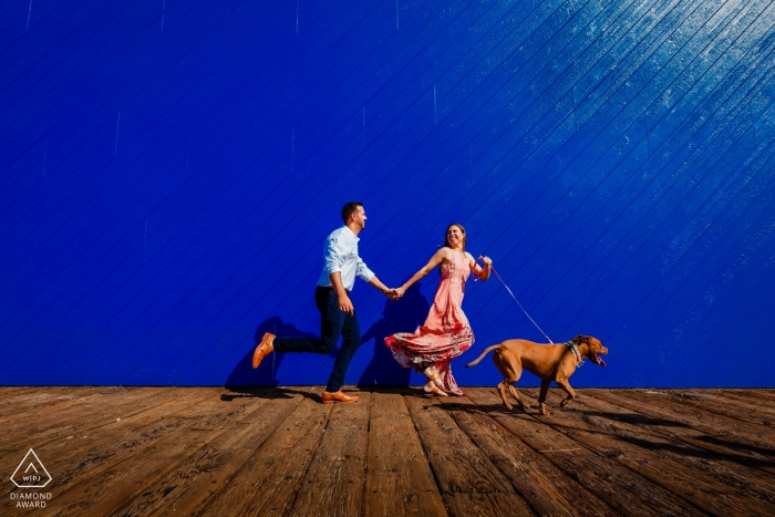 Séance de photographie de fiançailles avec la jetée de Santa Monica Beach | S'amuser avec les animaux domestiques, les chiens