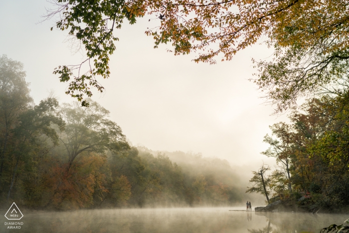 Ritratto di fidanzamento di Sweetwater Creek, Atlanta, Georgia | Mattina d'autunno sulle rive di un fiume.