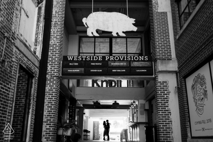 Foto: <a href="https://www.wpja.com/photos/diamond-award-top-wedding-engagement-photographer/2423621"> Benjamin Lipford - Marietta Georgia Westside Provisions, Atlanta, GA - Silhouette vor der Hochzeit Porträt in den Geschäften.