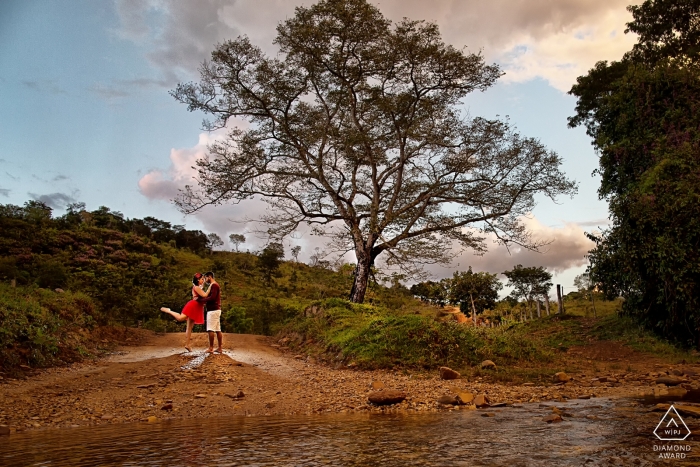 Photo by: <a href="https://www.wpja.com/photos/diamond-award-top-wedding-engagement-photographer/2424181">Claudia Amorim - Goiânia Goias Goiás Brazil pre wedding portraits in nature