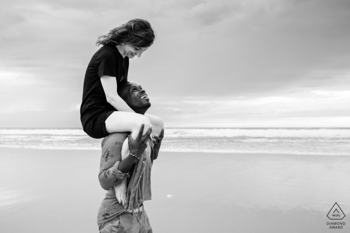 Foto: <a href="https://www.wpja.com/photos/diamond-award-top-wedding-engagement-photographer/2418466"> Chrystel Echavidre - Saubrigues Azur France Engagement Portraits eines Paares am Strand