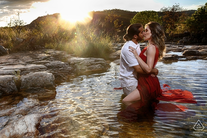 Séance photo d'engagement de Goias dans les eaux peu profondes au coucher du soleil