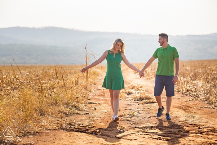 Goias Engagement Photographie d'un couple marchant dans des champs ensoleillés