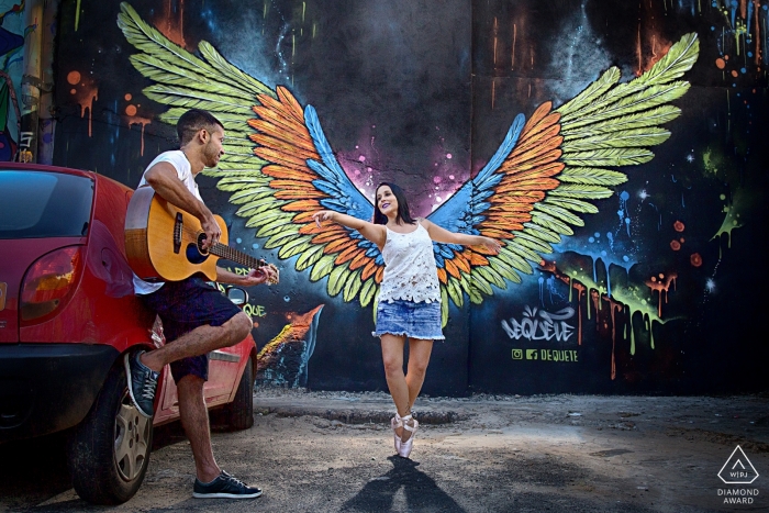 Sesión fotográfica de compromiso de Goiás con guitarra, ballet y arte callejero.