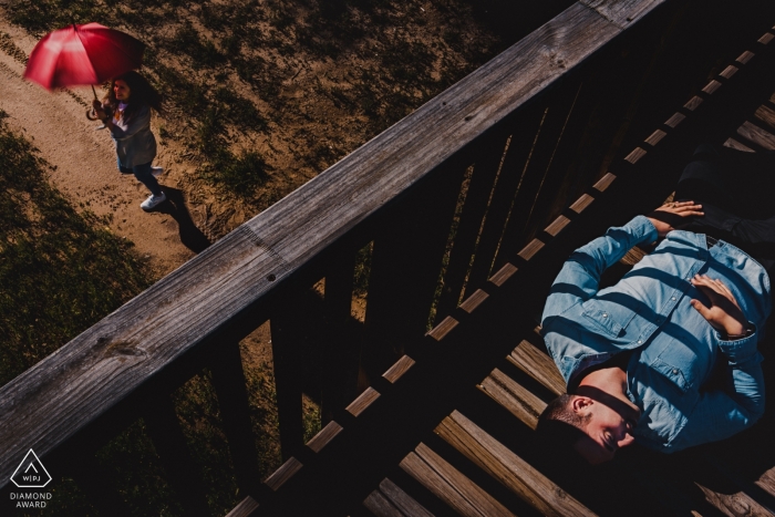 Trennen Sie sich, um mitzumachen. | Paar in der Sonne mit Regenschirm | Fotograf aus Valladolid Engagement