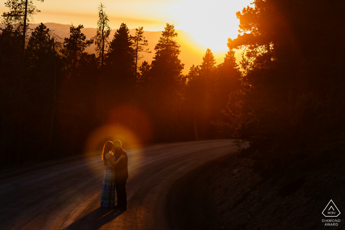 Séance de portrait de fiançailles au coucher du soleil au Golden Gate Canyon State Park