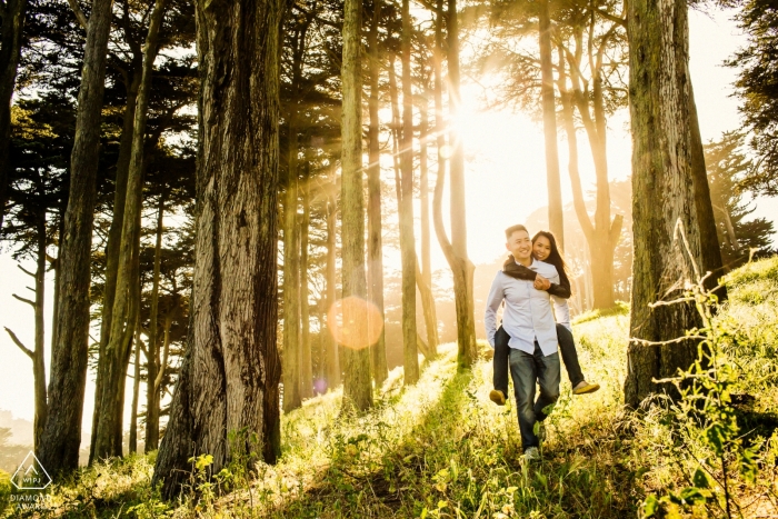 Kalifornien - Nördliches San Francisco Engagement Portrait Session in hohen Bäumen und Sonnenschein